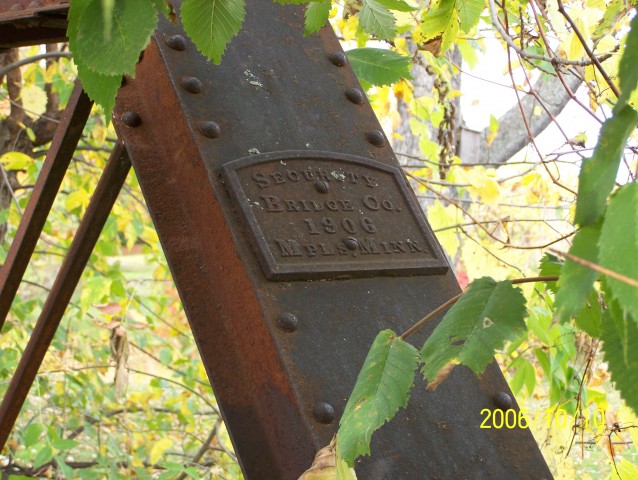 Dedication plaque for the bridge, showing its construction date as 1909.
