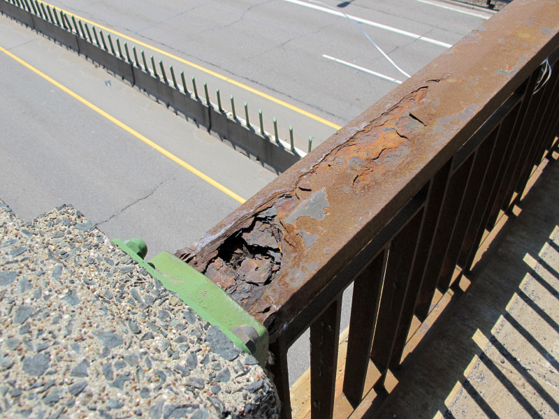 Corrosion of the ralings on bridge 5598.