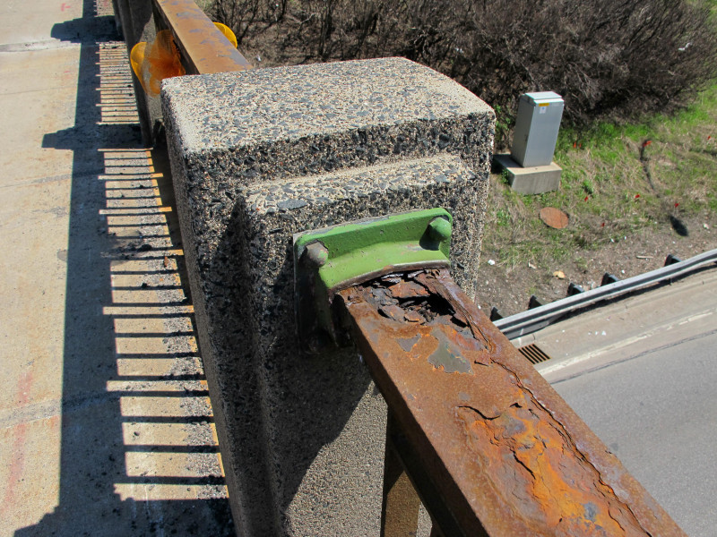 Corrosion of the ralings on bridge 5598.