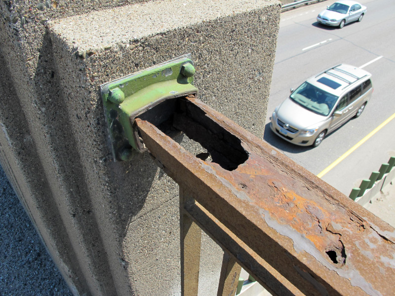 Corrosion of the ralings on bridge 5598.